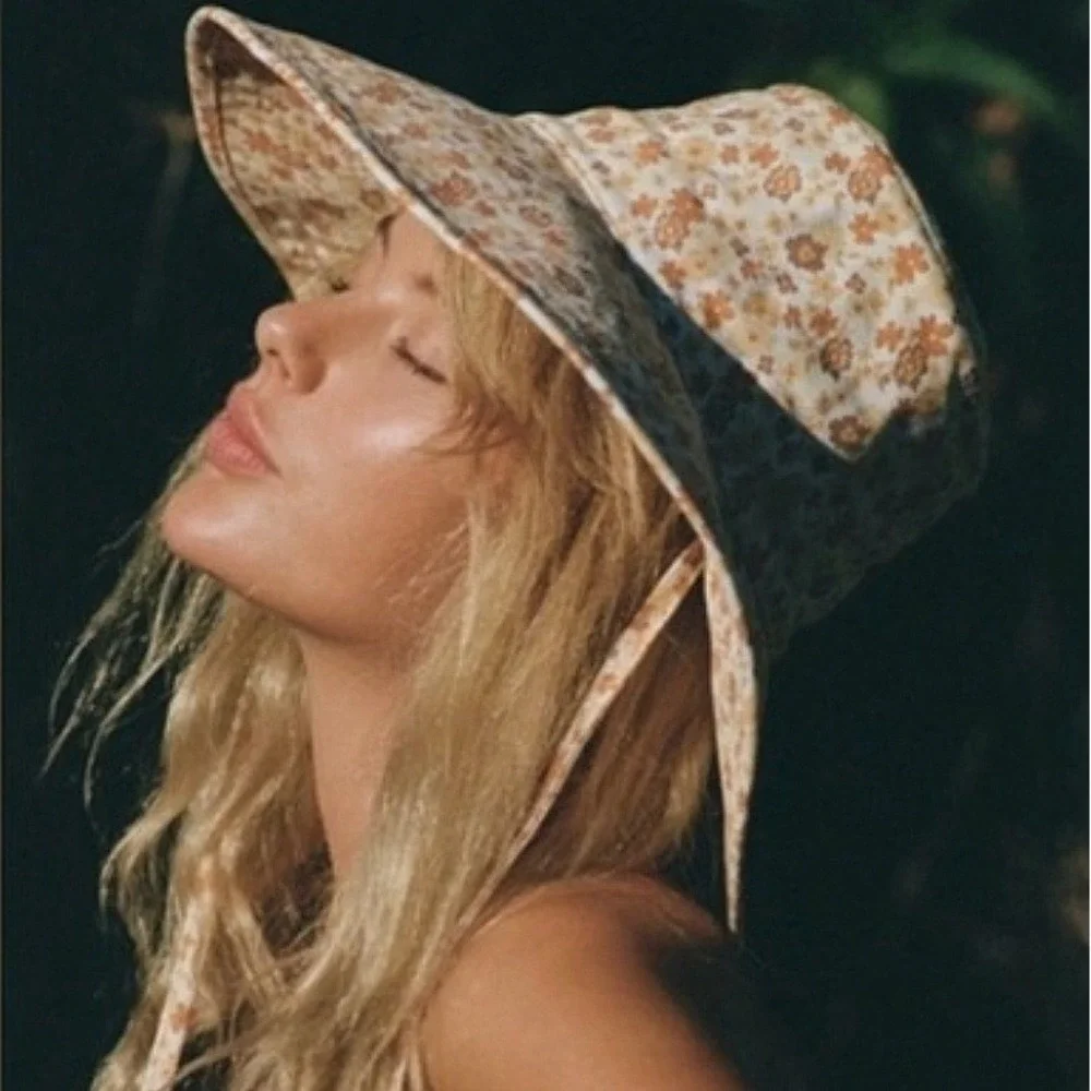 Lack Of Color Holiday Floral Bucket Hat Sz S/M Peach Bloom Canvas‎ Ditsy Print